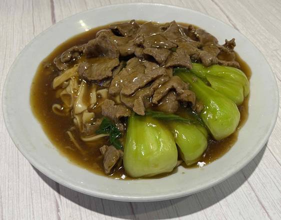 Flat Rice Noodles with Beef and Vegetables / 時菜牛河